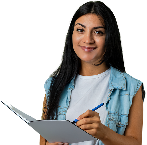 Modelo femina segurando um caderno e uma caneta, sorrindo